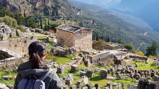Historical Delphi One Day Tour with Arachova Stop & Expert Guide