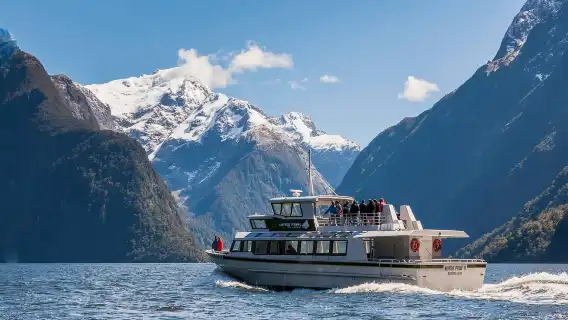 Air-sea connection from Queenstown, South Island, New Zealand: Round-trip sightseeing flight from Queenstown + Milford Sound sightseeing cruise (5 hours) - Pick-up available in Queenstown