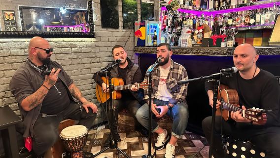 Tbilisi: Noche de música georgiana: vino, queso y conversación