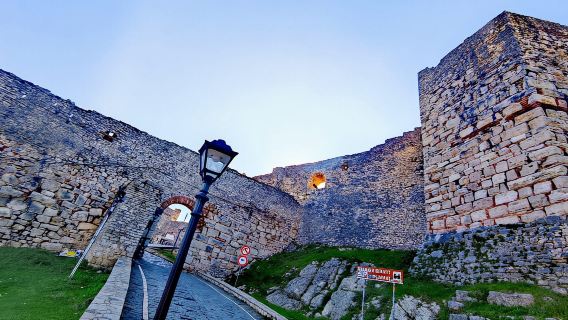 Da Tirana: tour del patrimonio UNESCO di Berat e del lago Belshi
