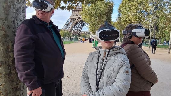 Paris : Immersive Eiffel Tower tour with virtual reality