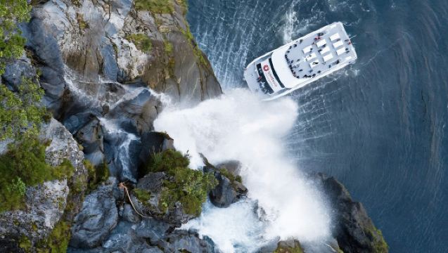 เซาท์เทิร์น เอ็กซ์พลอเรอร์ | ทัวร์ 1 วัน มิลฟอร์ด ซาวด์ ด้วยรถบัสสีแดงแบบพาโนรามา ไปกลับ | มีตัวเลือกทัวร์ฟาร์ม