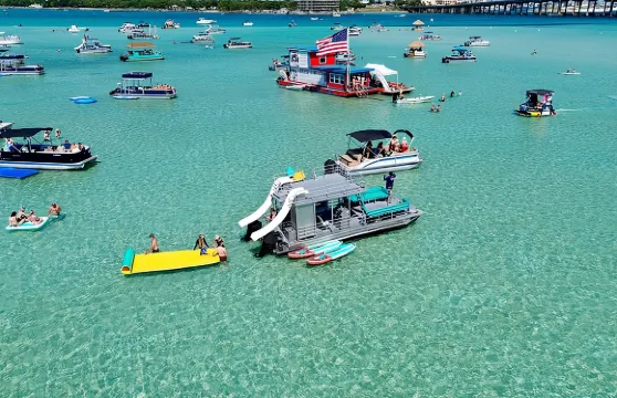 私人螃蟹島滑梯浮筒船包船（附衛生間，最多可容納 12 人）