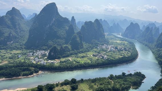筏で楽しむ漓江下りと相公山と印象劉三姐実景ショーなど充実の日帰り観光＜日本語ガイド/ホテル送迎付き/1名催行＞