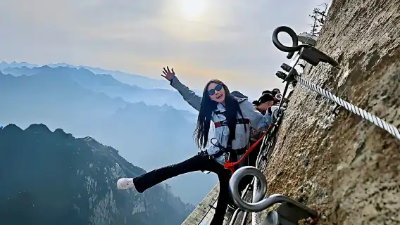 華山一日遊·三環內接+贈午餐+登山三寶（手套+礦泉水+祈福）