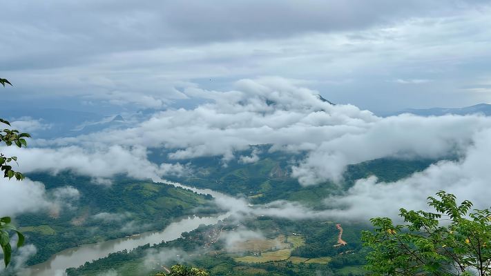 Nong khiaw: Trekking To Camping Above The Clouds