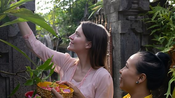 Ubud: Pengalaman Mode Budaya dengan Rias Wajah & Pemotretan