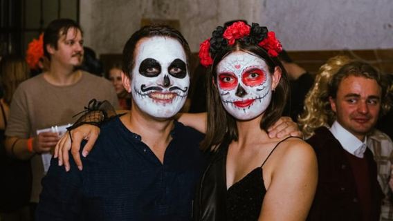 Drink & Fall in Love - Lisbon Valentine's Carnival Pub crawl