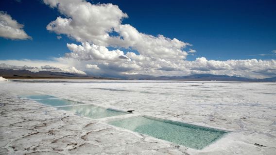 Tagesausflug zum Berg der Sieben Farben und zu den Grandes Salt Flats ab Salta, Argentinien, Stadt Purmamarca