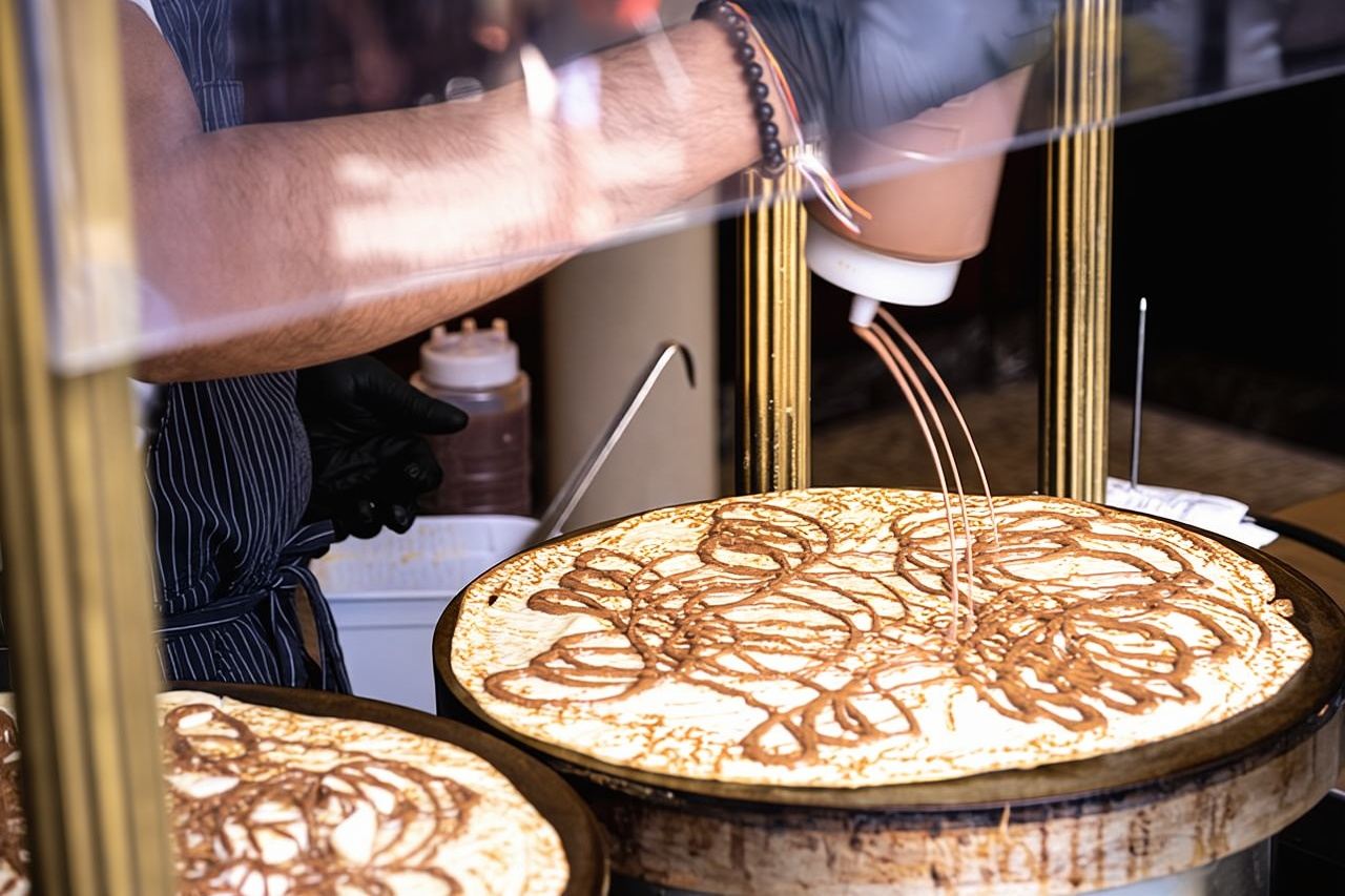 Tour di degustazione di tè pomeridiano francese sulla collina di Montmartre con crêpes e macarons