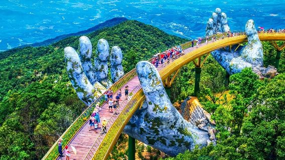 De Hue a Hoi An en coche privado pasando por el paso de Hai Van, el Puente Dorado y las Montañas de Mármol.