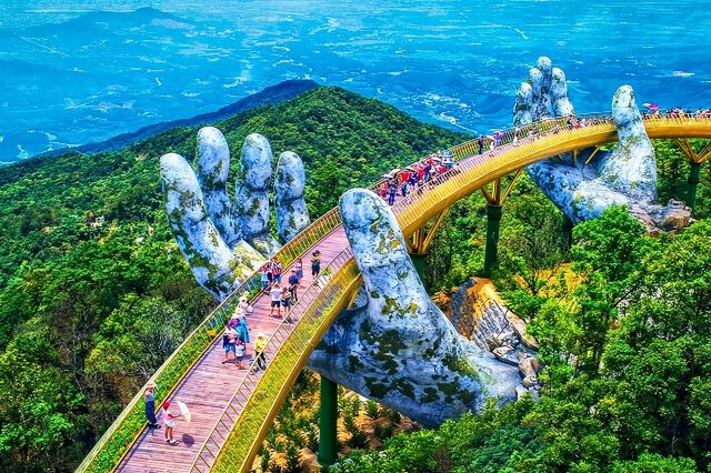 De Hue a Hoi An en coche privado pasando por el paso de Hai Van, el Puente Dorado y las Montañas de Mármol.