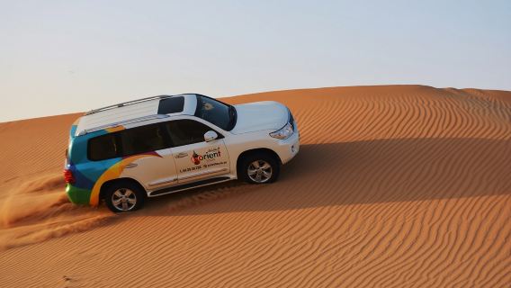 Safari classico nel deserto di Dubai con cena barbecue e giro in cammello sulla duna rossa con sandboarding