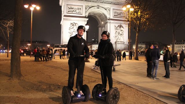 Parigi di Notte: Tour esclusivo in segway con una guida locale