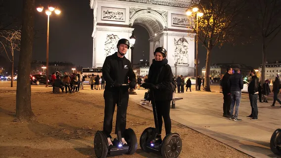Paris à Noite: Passeio noturno exclusivo de Segway com um Guia Local
