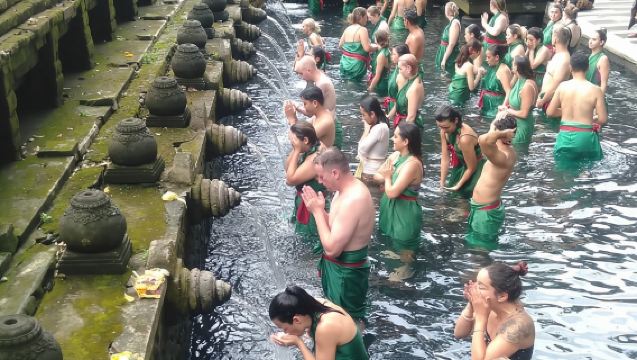 Sla de wachtrij over en ontvang een all-inclusive toegangsticket voor de Tirta Empul-tempel.