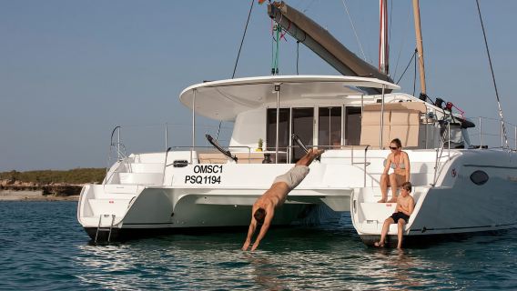 Du thuyền Catamaran ngắm hoàng hôn Muscat