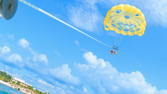 Riviera Maya: tour di parasailing con accesso al Beach Club