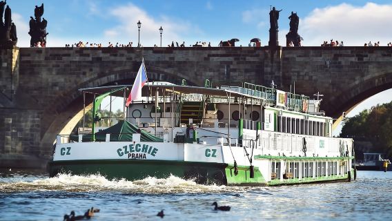 ปราก: ล่องเรือรับประทานอาหารกลางวันบนแม่น้ำวัลตาวาพร้อมบุฟเฟต์แบบเปิด