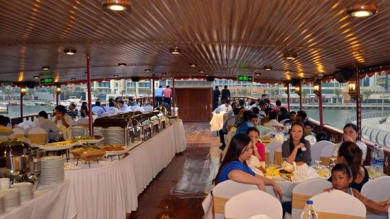 라이브 엔터테인먼트와 함께하는 두바이 마리나 디너 크루즈(알 와슬)