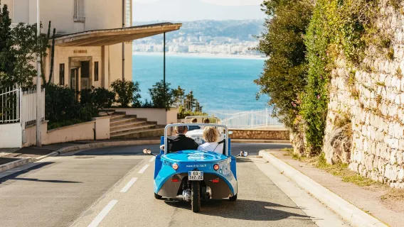 Recorrido de 2 horas en triciclo descapotable por Niza, Francia (mínimo 2 personas + kilometraje ilimitado con gasolina)