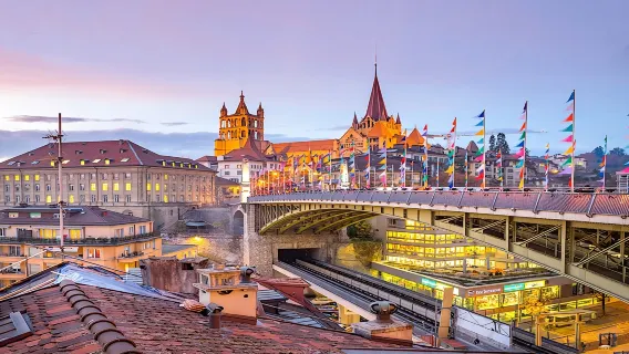 瑞士日內瓦埃維昂萊班+蒙特勒博物館+西庸城堡+洛桑老城一日遊