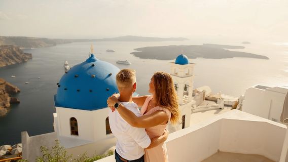 Personal Travel and Vacation Photographer Tour in Santorini