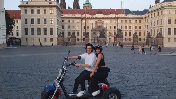 Tur Sepeda Roda Tiga Listrik di Praha - Wisata Kota & Berkendara Seru