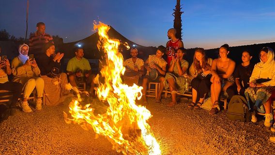 Marrakesch: Abendessen und Feuershow bei Sonnenuntergang in der Agafay-Wüste