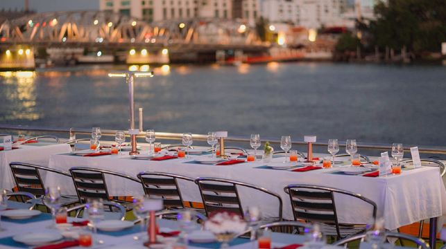 曼谷夜遊湄南河遊船 湄南嘉年華號大型遊輪 男模表演+人妖秀+國際自助晚餐