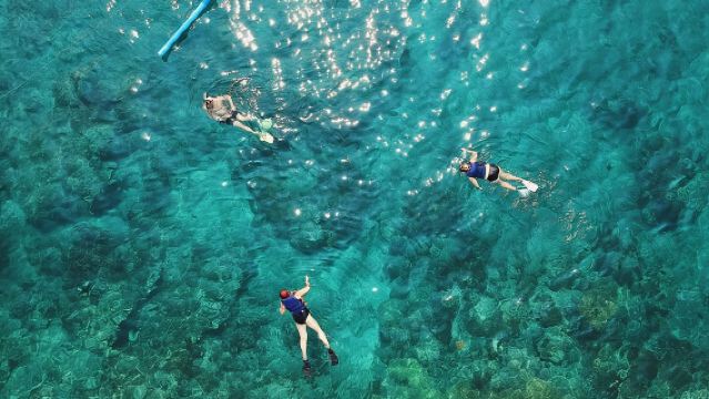ทัวร์เรือสปีดโบตหมู่เล็ก ลากูนสีฟ้าและเกาะ 3 เกาะ