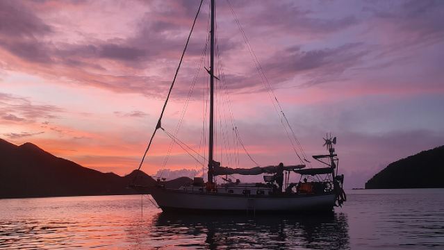 Закат в бухте Санта-Марта на парусной лодке.