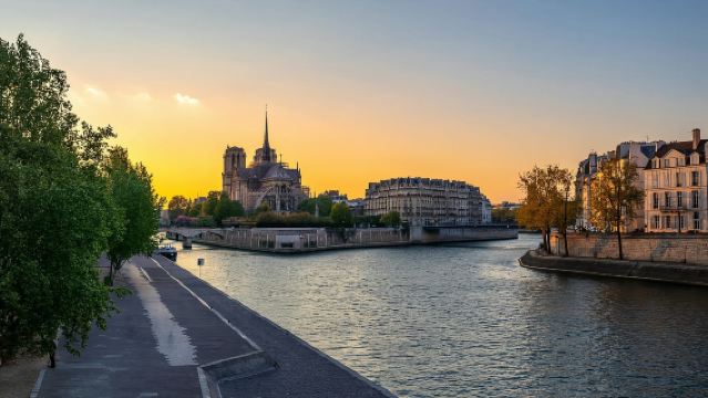 Notre-Dame Tour with Host or AudioGuide + Optional Cruise