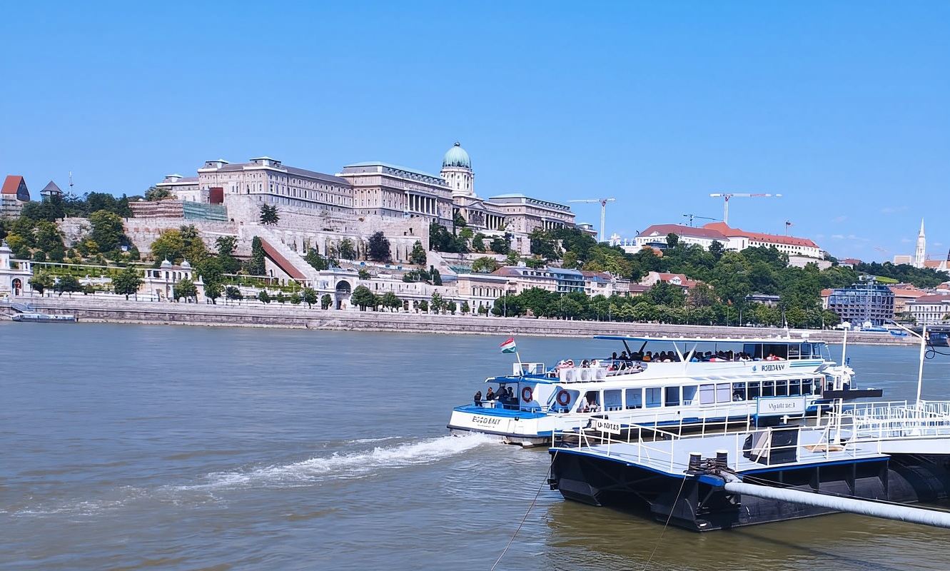 Budapest: tour della città di 3 ore con passeggiata al castello + crociera di 1 ora