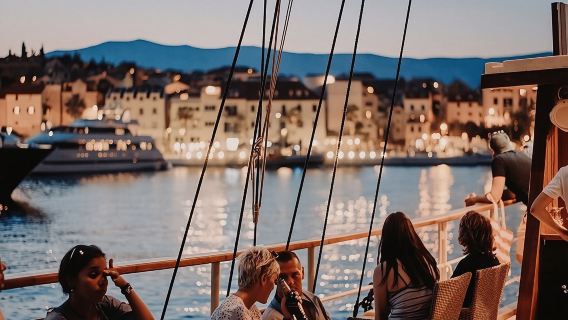 Chuyến du ngoạn ngắm hoàng hôn kéo dài 2 giờ