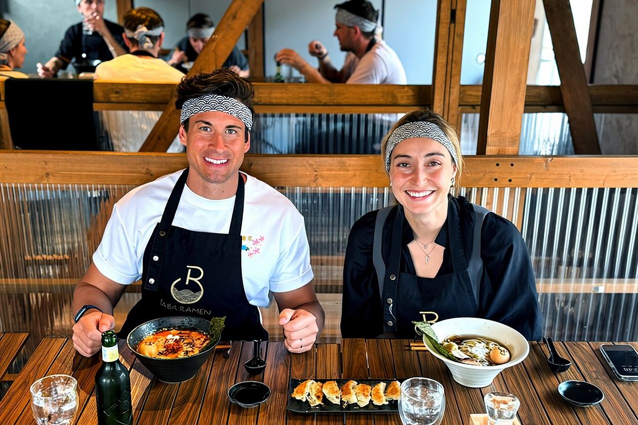 Ramen & Gyoza profesional bersama koki ramen di restoran!