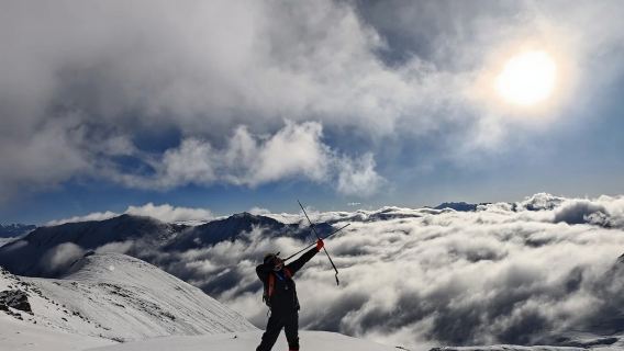 Chengdu attrazione delle Quattro Ragazze Montagne · campeggio con pernottamento[Scalata del Monte Enmiao + spettacolo visivo mozzafiato + mare di nuvole all'alba + esperienza immersiva di 3 giorni + andata e ritorno da Chengdu]