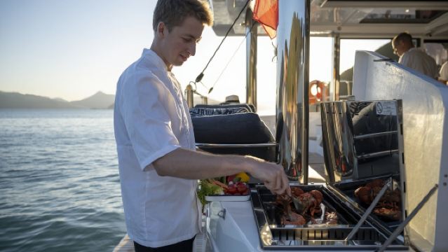 【香港遊艇包船出海】香港Bail 480豪華舒適雙體帆船遊艇包船出海觀光海釣玩樂或夜遊維港~暢享水上娛樂