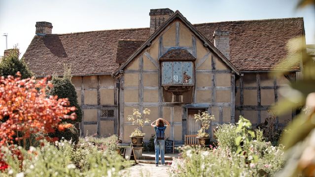 From London: Stratford-upon-Avon Day Tour by Coach