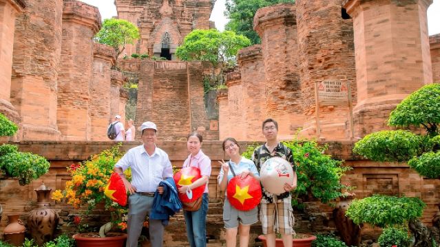 ニャチャン市を探索し、ニャチャン・クアで伝統的なランチを楽しむ