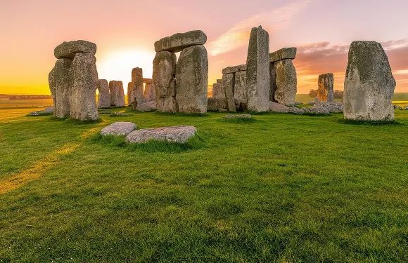 從南安普敦郵輪碼頭出發，途經巨石陣和溫莎城堡，前往倫敦。