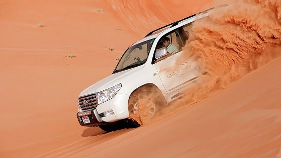 Tour di un giorno a Abu Dhabi con safari nel deserto all'alba e al tramonto, spettacoli al campo, trasferimento in città, buffet e passeggiata in cammello