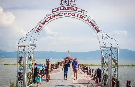 從瓜達拉哈拉出發，遊覽查帕拉湖和神奇小鎮阿希希克