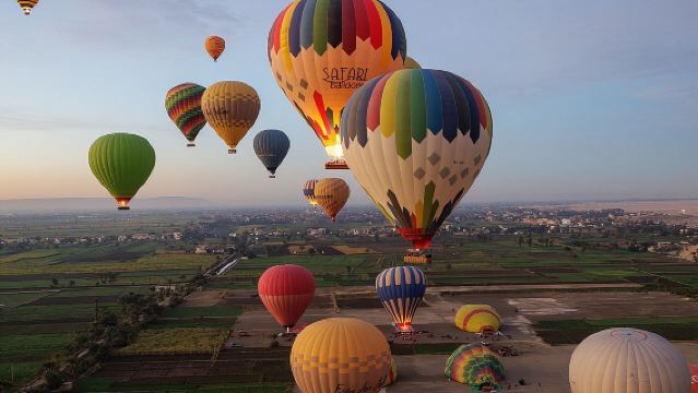 Excursión privada de un día a Luxor desde Hurghada en globo aerostático.