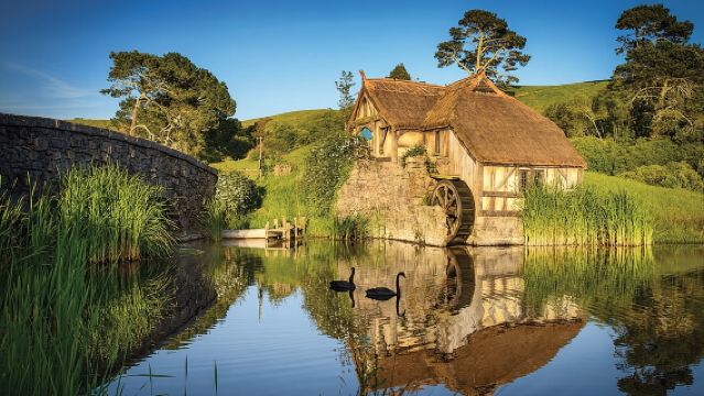 Small-Group Hobbiton and Waitomo Day Tour with Lunch from Auckland