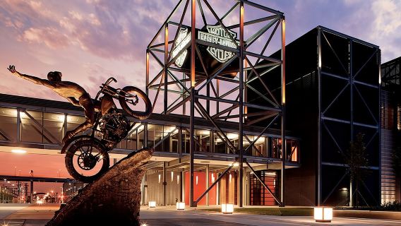 Chicago:Milwaukee City Highlights Day Trip with Brewery Tour