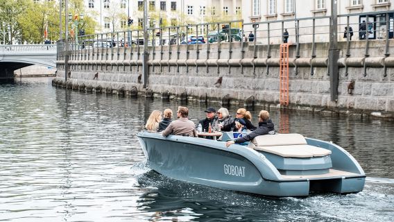 Copenhague: Recorrido eléctrico por los canales con guía y bebida caliente