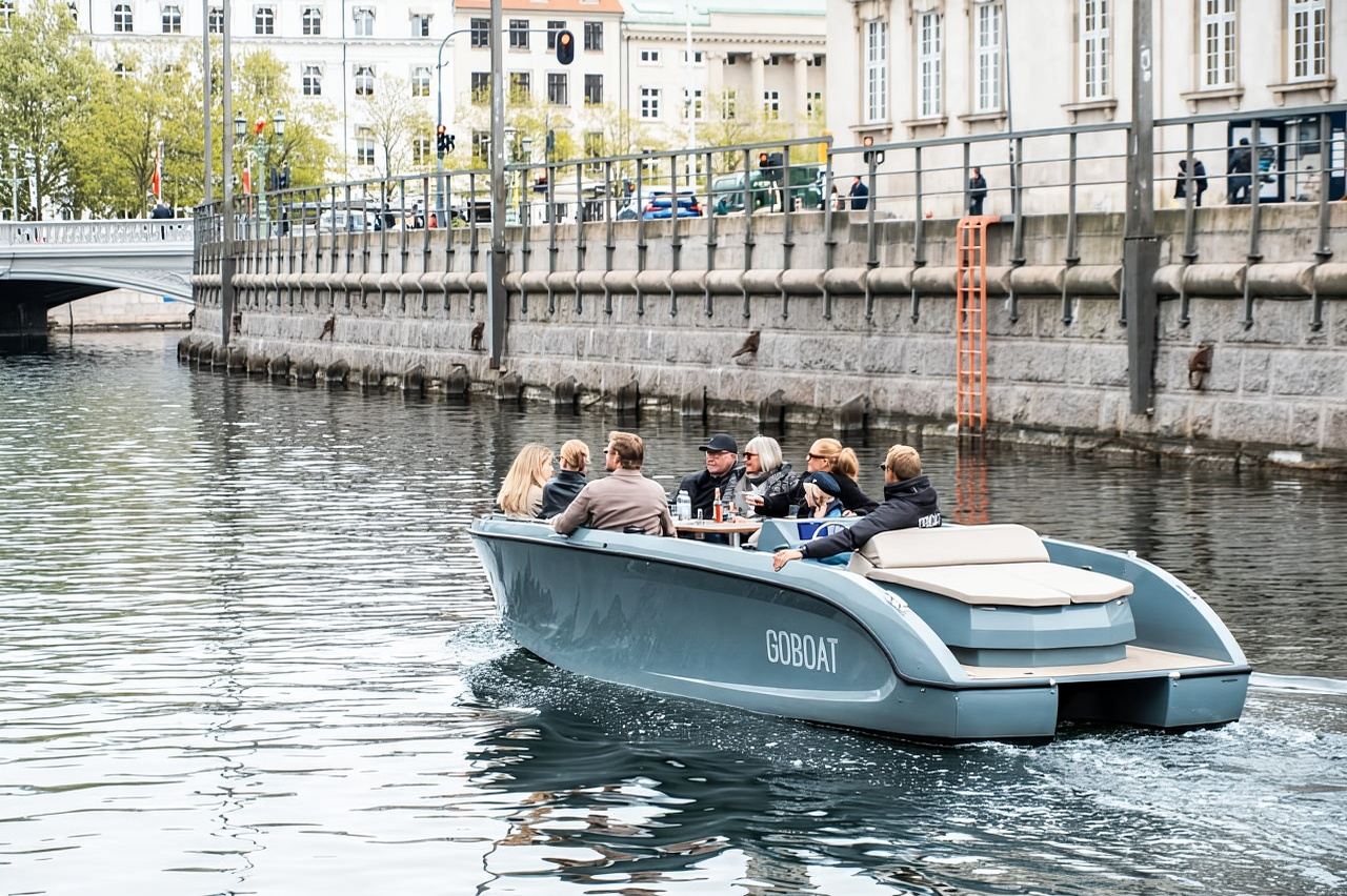 Copenhague: Recorrido eléctrico por los canales con guía y bebida caliente