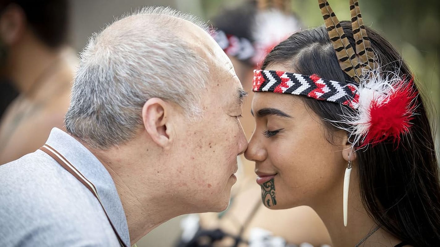 Auckland: Rotorua Highlights with Te Puia Tour, Show & Lunch