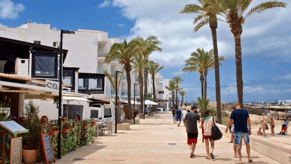 Ibiza: Ferry de ida y vuelta a Formentera desde Playa d'en Bossa